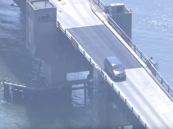 В США автомобиль перескочил через разведенный мост (видео)