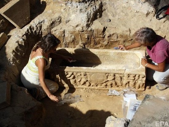 Около стадиона в Риме нашли два древних саркофага