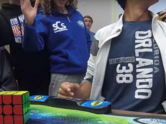 Подросток побил мировой рекорд, собрав кубик Рубика менее чем за 5 секунд (видео)