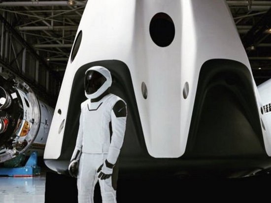 Илон Маск опубликовал фото нового скафандра от SpaceX