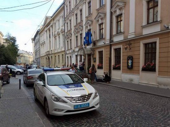 Во львовский отель к Саакашвили пришли силовики (видео)
