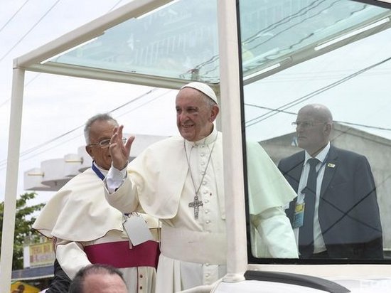 Папа Римский получил травму во время визита в Колумбию (видео)