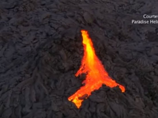 На Гавайях самый активный вулкан мира вырвался наружу (видео)