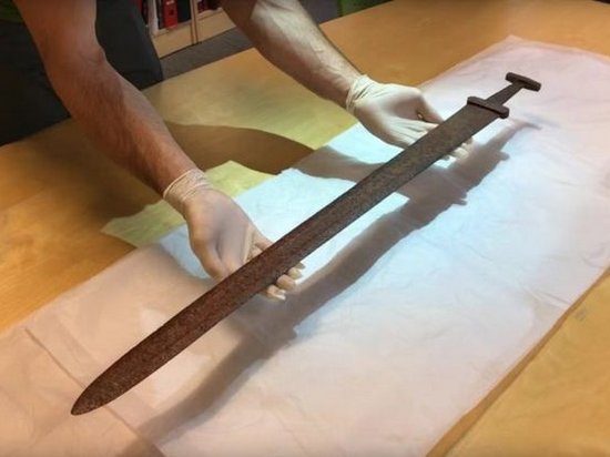Норвежский охотник нашел в горах древний меч викингов (видео)