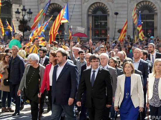 В Барселоне сотни каталонских мэров вышли в поддержку референдума о независимости