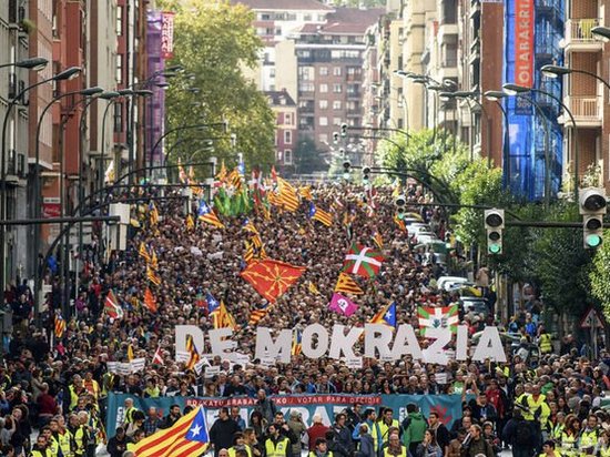 Мадрид взял под контроль финансы Каталонии для блокировки референдума
