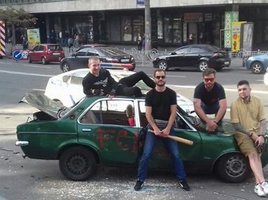 В Киеве с разрешения полиции разбили неправильно припаркованное авто (фото)