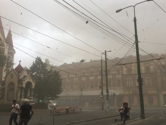 На западе Румынии во время мощной грозы погибли 8 человек, еще 60 травмированы (видео)