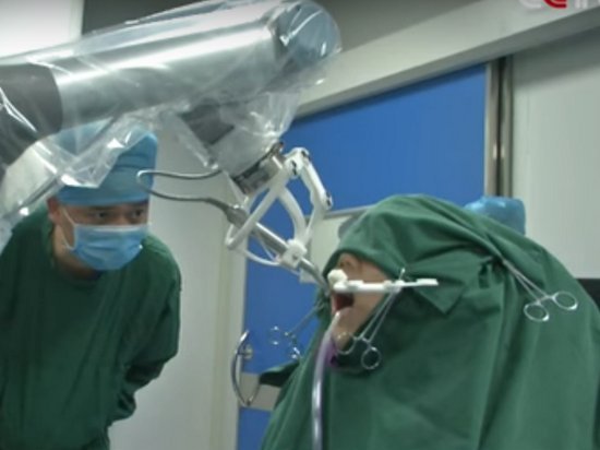 В Китае робот впервые успешно провел операцию по имплантации зубов (видео)