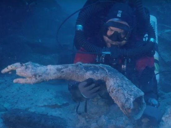 На месте античного кораблекрушения нашли загадочный бронзовый диск (видео)