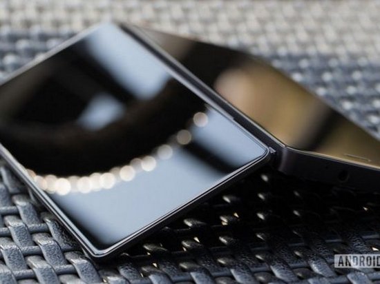 Компания ZTE представит первый в мире смартфон-раскладушку с двумя экранами