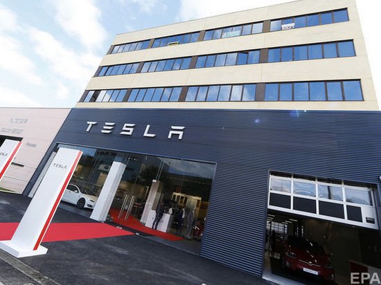 Компания Tesla за неделю уволила около 400 сотрудников