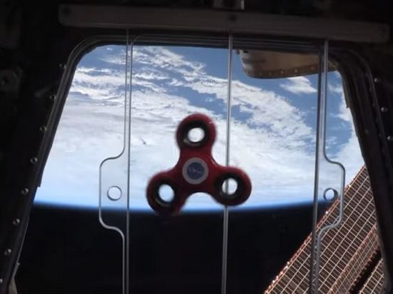 NASA показало видео, как астронавты крутят спиннер в космосе (видео)