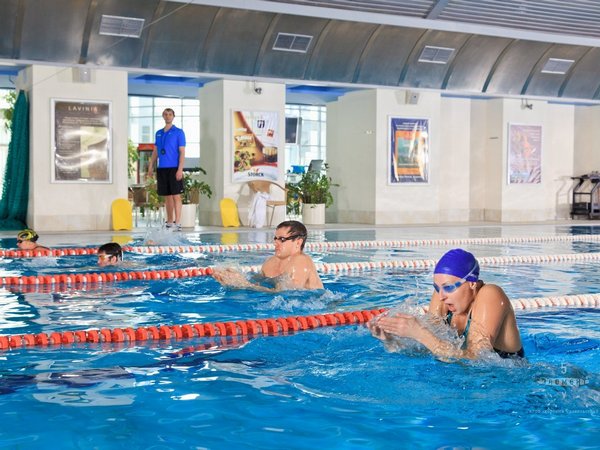 Польза и преимущества плавания в бассейне