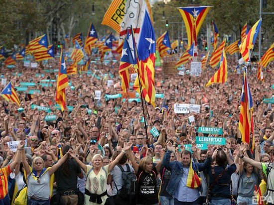 В Барселоне люди вышли на улицы, протестуя против ограничения автономии Каталонии
