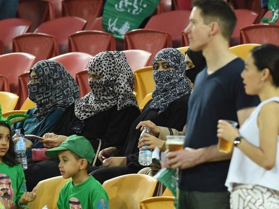 В Саудовской Аравии женщинам разрешили посещать стадионы