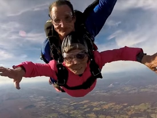 Старушка отпраздновала 94-летие прыжком с парашютом (видео)