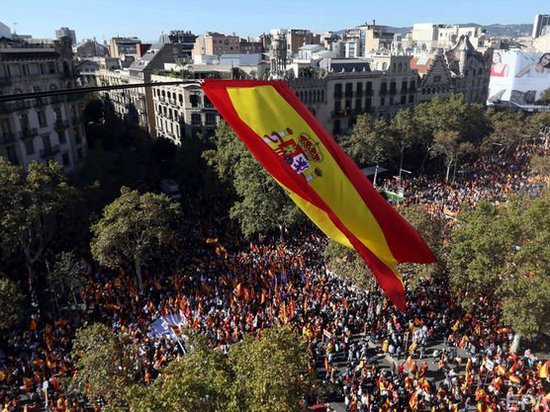 Сотни тысяч человек вышли в Барселоне на марш за единство Испании (видео)