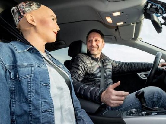 Робот София потроллила Илона Маска