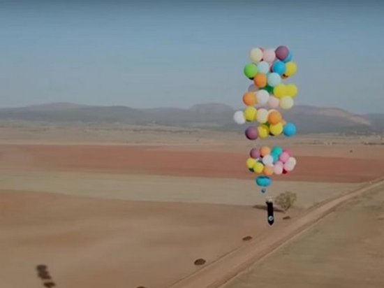 Британец пролетел на гелиевых шариках 20 километров (видео)