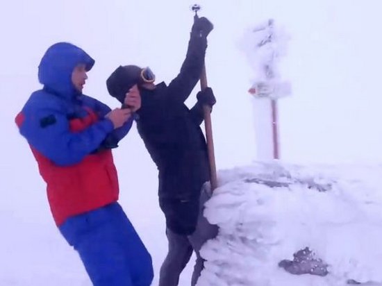 Видимость до 30 метров. Спасатели опубликовали видео снежной метели в Карпатах (видео)