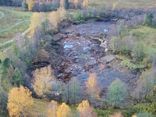 В России ушло под землю целое озеро: опубликовано видео