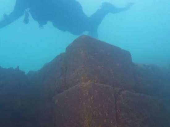 На дне турецкого озера нашли замок возрастом 3 тысячи лет