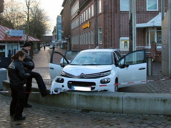 В Германии автомобиль въехал в толпу: 6 человек пострадали