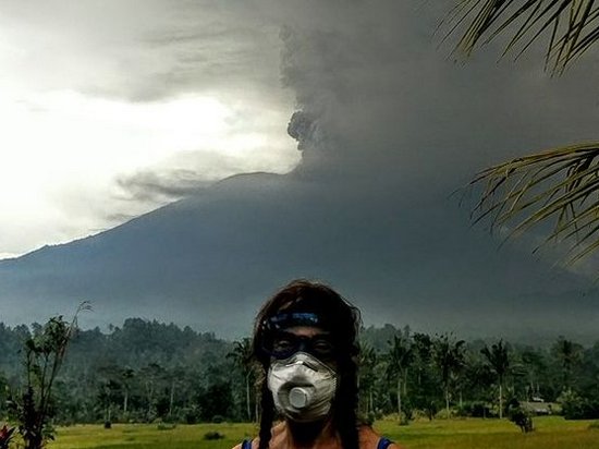 На Бали повторное извержение вулкана привело к отмене авиарейсов (видео)