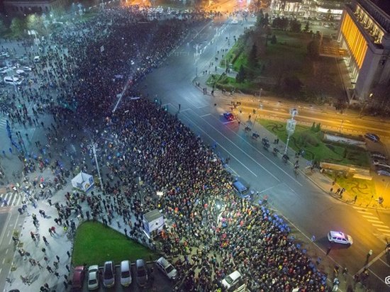 В Румынии десятки тысяч протестовали против коррупции