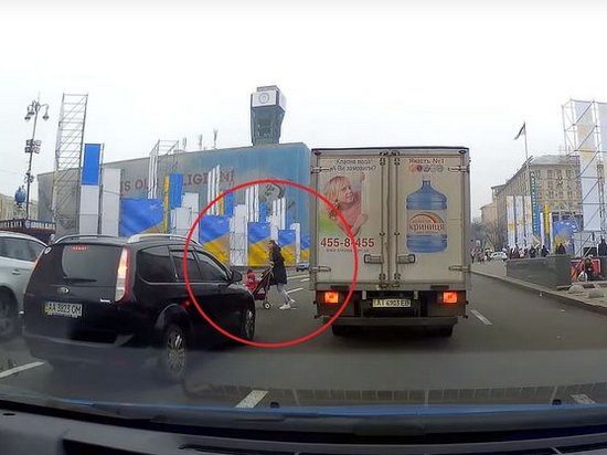 Киевлянка с коляской решила перебежать в центре Киева 8 полос движения (видео)
