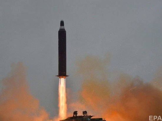 Северокорейская ракета пролетела почти 1000 км и упала в Японском море