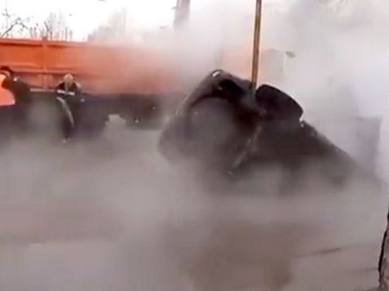 В Красноярске авто с беременной женщиной провалилась в яму с кипятком (видео)