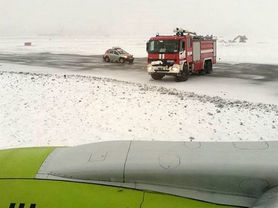 В московском аэропорту самолет вынесло за пределы полосы (видео)