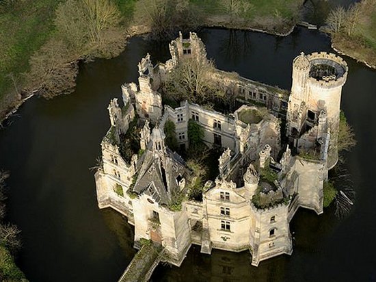 Интернет-пользователи из 45 стран скинулись и купили замок на западе Франции (видео)