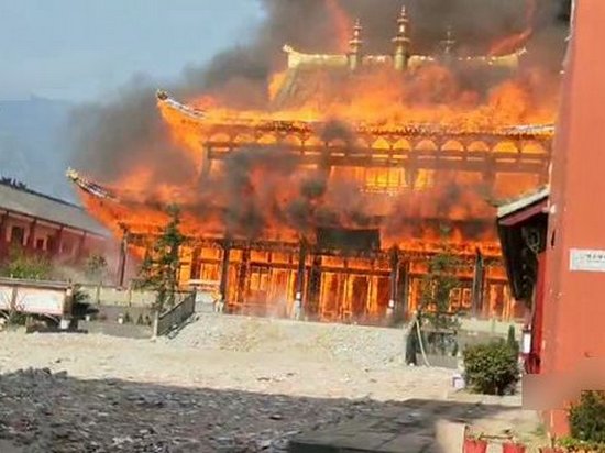 В Китае сгорела одна из самых высоких деревянных пагод в мире (видео)