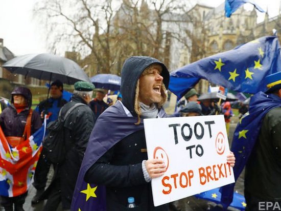 Больше половины британцев признались, что хотят остаться в ЕС — опрос