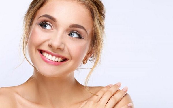 Девушка улыбается