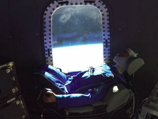 Основатель Blue Origin показал видео полета в космос на корабле New Shepard (видео)