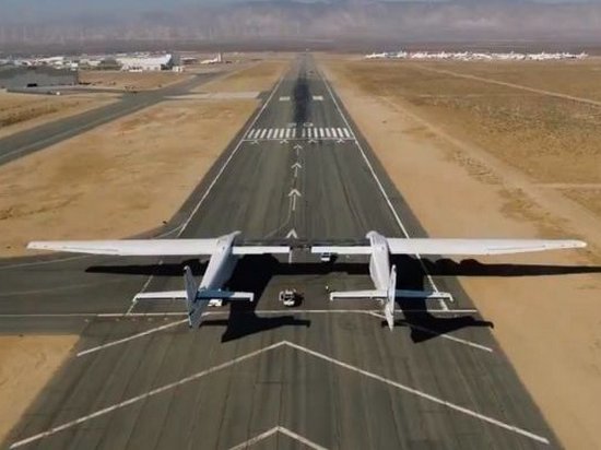 Один из основателей Microsoft показал самый большой самолет в мире