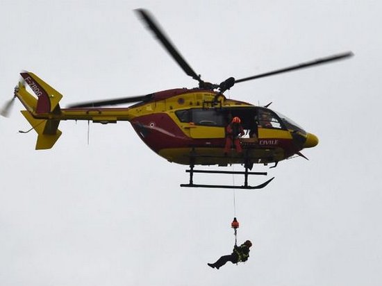 Во французских Альпах со сломанного подъемника эвакуировали около 150 лыжников