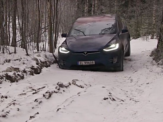 Не едет. Кроссовер Tesla Model X опозорился в норвежских лесах (видео)