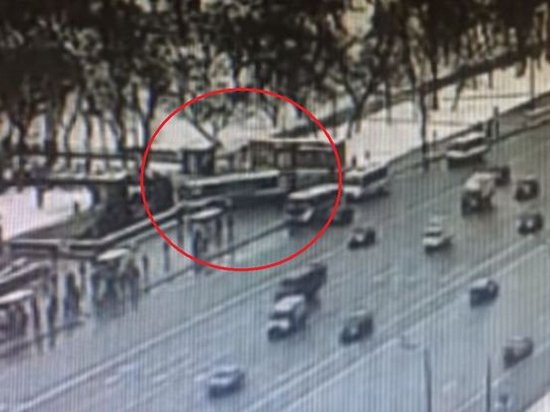 Смертельное ДТП в Москве: камера наблюдения показала, как автобус оказался в подземном переходе