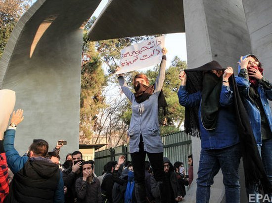 Высшее руководство Ирана в «панике» после начала массовых акций протеста — Fox News