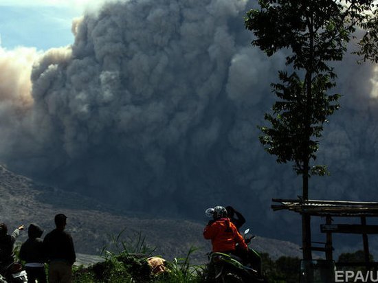 На Суматре произошло грандиозное извержение вулкана Синабунг: опубликовано видео