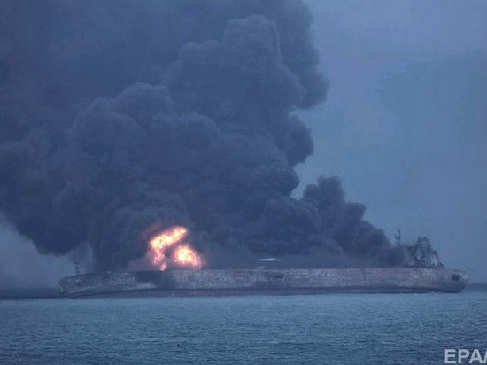 Танкер с нефтью у берегов Китая может гореть еще месяц