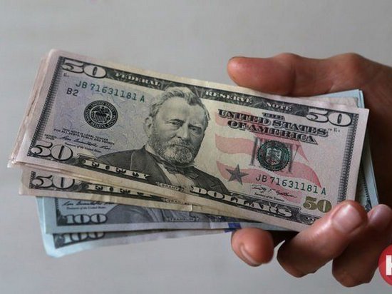 Украинцы стали продавать меньше валюты банкам