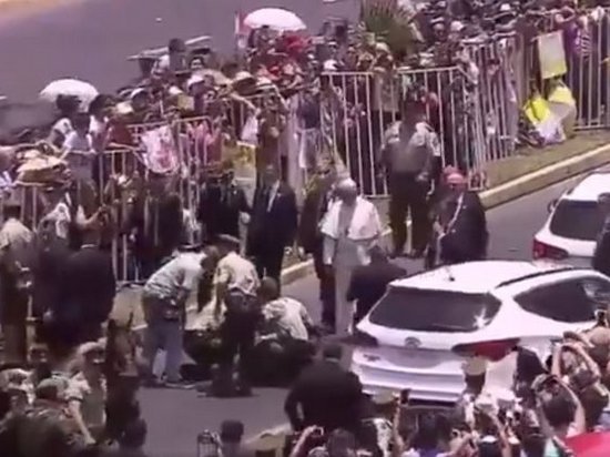 В Чили Папа Римский помог упавшей с лошади сотруднице полиции (видео)