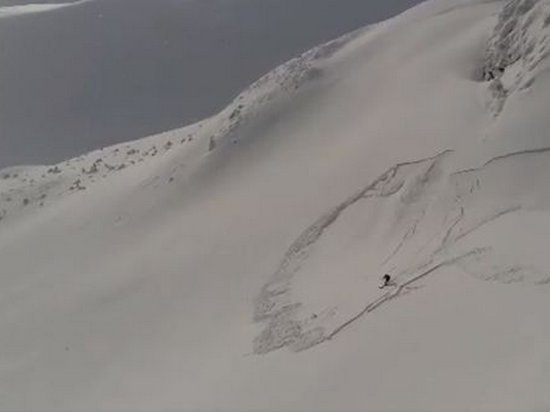 В Карпатах сноубордист успел уйти от лавины (видео)