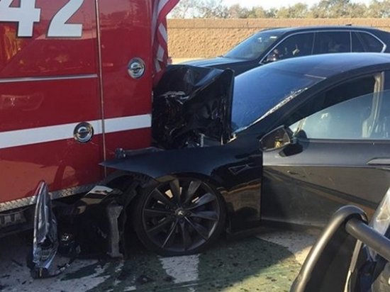 Tesla на автопилоте протаранила авто пожарных
